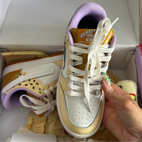 Vandy the Pink burger sneakers - Picture 2 of 3